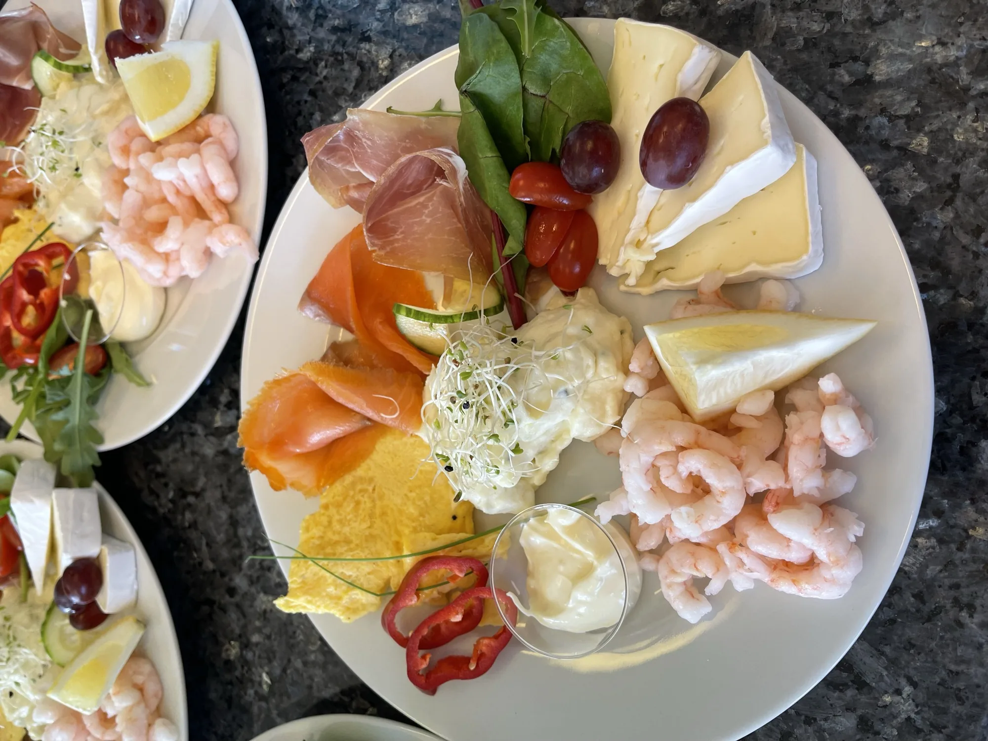 Tallerken med røkelaks, reker, spekemat og brie