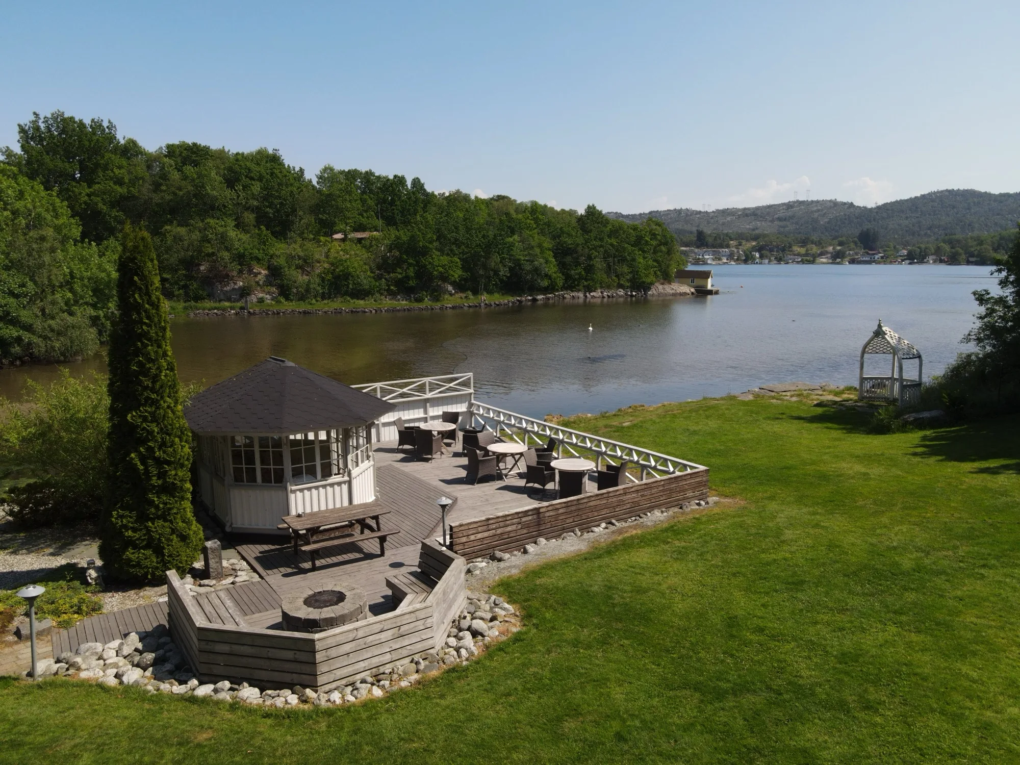 Terrasse og paviljong ved sjøen