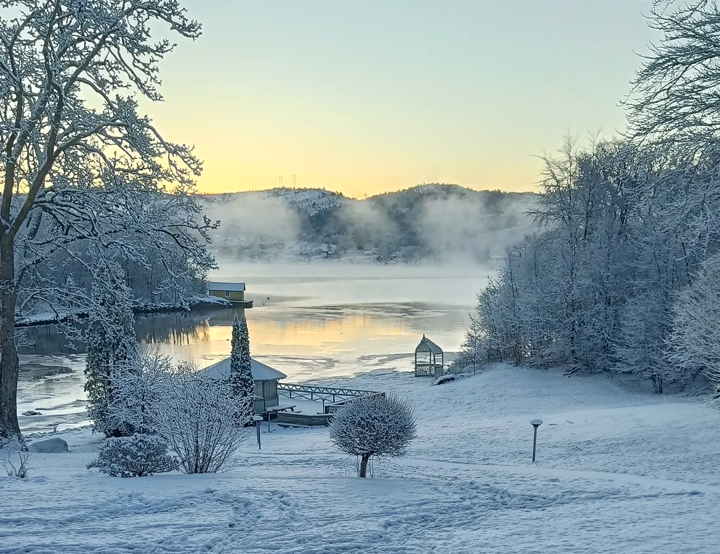 Vinterutsikt over fjorden fra Verkstaden en frostklar morgen